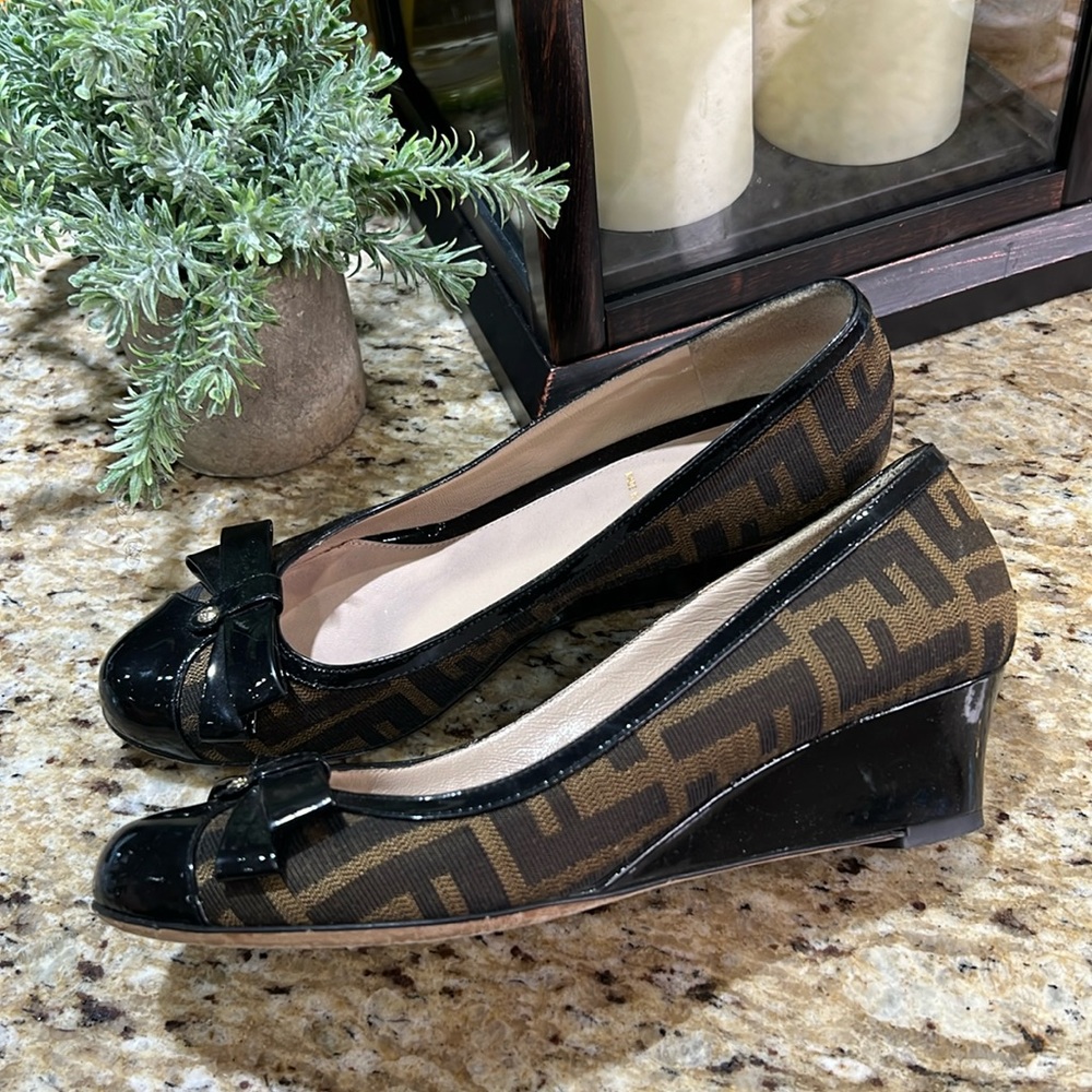 FENDI Zucca Black & Brown Canvas Patent Leather Bow Round Toe Wedge Pumps 36.5